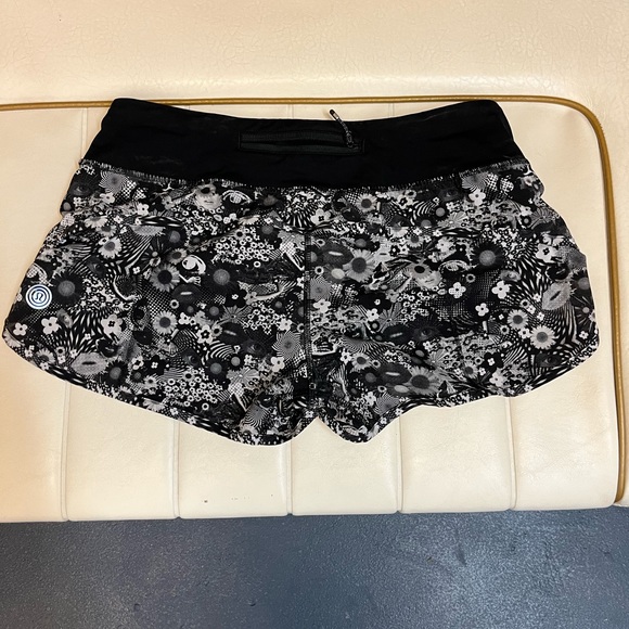 Size 6 lululemon run speed shorts - Picture 2 of 3